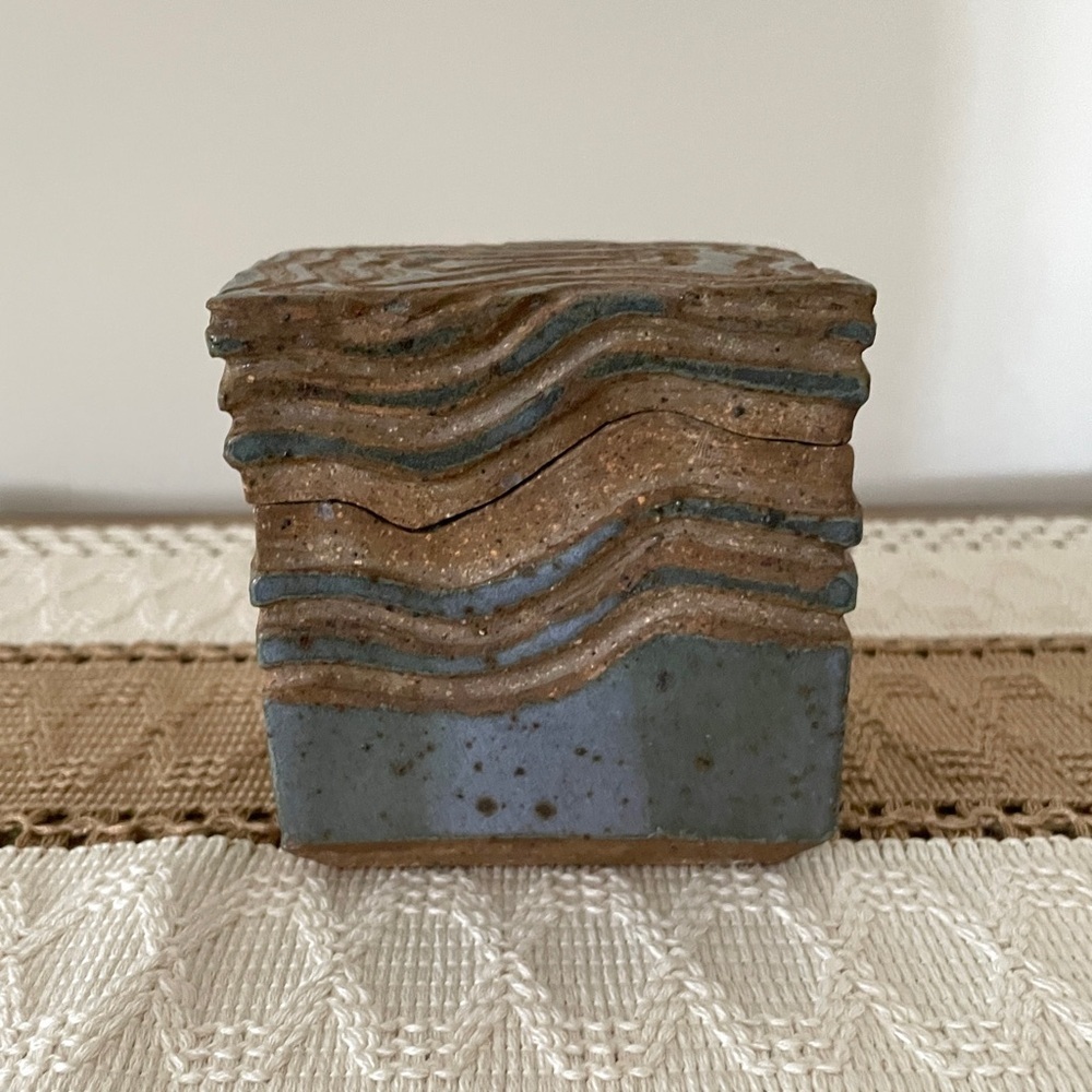 Handmade Artistic Wave Pattern Stone Box - Picture 4 of 11